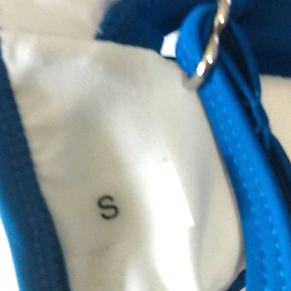 AQUA BLUE CUT-OUT TWIST FRONT BIKINI TOP  SIZE SMALL NWOT - Picture 7 of 11